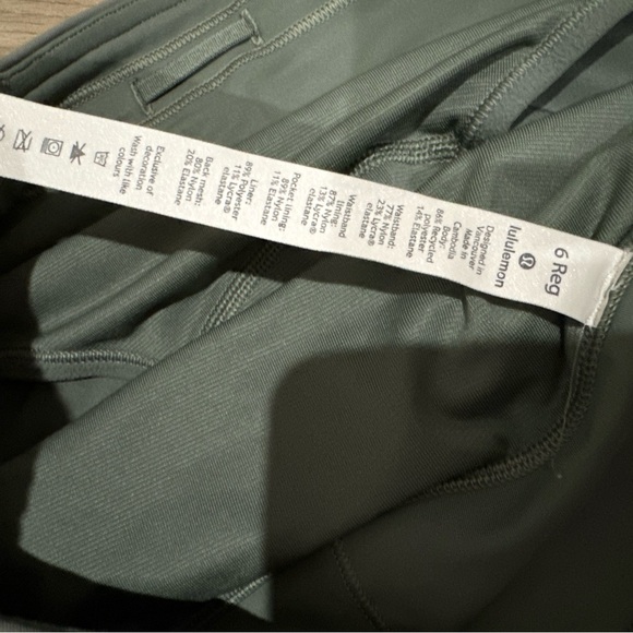 💙SOLD💙 Lululemon sage green speed up shorts size 6 - Picture 5 of 5